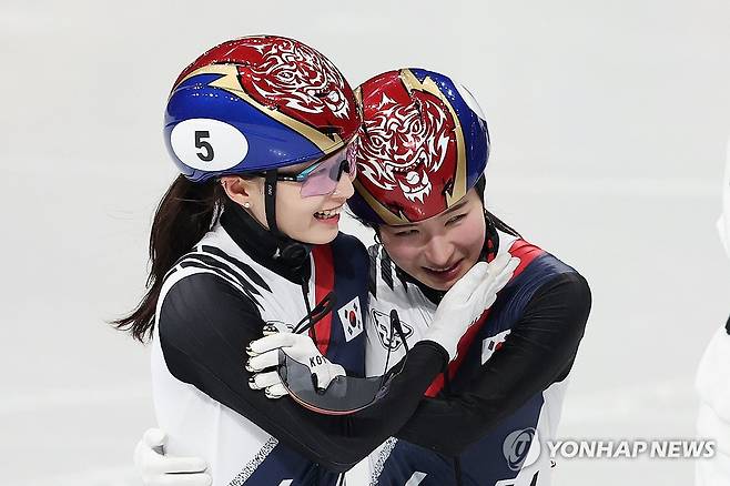 김길리에게 축하 건네는 최민정 (밀라노=연합뉴스) 서대연 기자 = 20일(현지시간) 이탈리아 밀라노 아이스스케이팅 아레나에서 열린 2026 밀라노ㆍ코르티나담페초 동계올림픽 쇼트트랙 여자 1,500m 결승에서 은메달을 차지한 최민정이 금메달을 차지한 김길리에게 축하를 건네고 있다. 2026.2.21 dwise@yna.co.kr