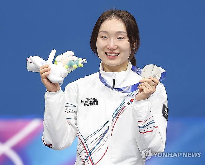 눈시울 붉은 최민정 (밀라노=연합뉴스) 류영석 기자 = 20일(현지시간) 이탈리아 밀라노 아이스스케이팅 아레나에서 열린 2026 밀라노ㆍ코르티나담페초 동계올림픽 쇼트트랙 여자 1,500m 시상식에서 은메달을 획득한 최민정이 메달을 들어보이고 있다. 2026.2.21 ondol@yna.co.kr