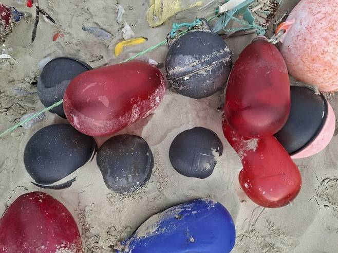 색상이 선명한 중국 양식장의 부표 [해양수산부 제공. 재판매 및 DB 금지]