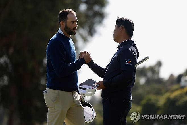 2라운드를 마친 뒤 셰플러(왼쪽)와 악수하는 김시우 [AP=연합뉴스]