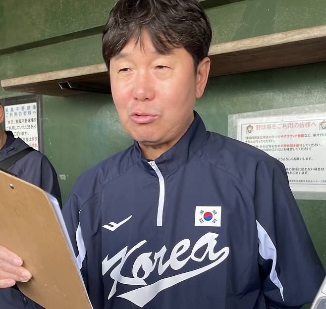 김경문 한화 감독에게 고마워하는 류지현 WBC 대표팀 감독 [촬영 이대호]