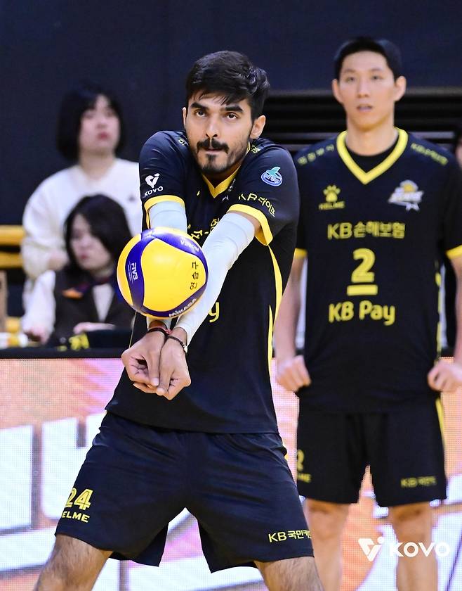 리시브 훈련하는 KB손해보험의 아밋(왼쪽) [한국배구연맹 제공. 재판매 및 DB 금지]