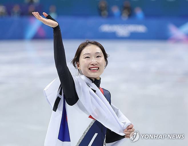 눈물 맺힌 최민정 (밀라노=연합뉴스) 류영석 기자 = 20일(현지시간) 이탈리아 밀라노 아이스스케이팅 아레나에서 열린 2026 밀라노ㆍ코르티나담페초 동계올림픽 쇼트트랙 여자 1,500m 결승에서 은메달을 획득한 최민정이 태극기를 들고 트랙을 돌고 있다. 2026.2.21 ondol@yna.co.kr