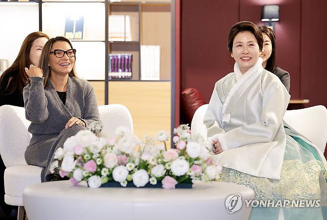 김혜경 여사, 브라질 영부인과 차담 (파주=연합뉴스) 김도훈 기자 = 김혜경 여사와 루이스 이나시우 룰라 다시우바 브라질 대통령 부인 호잔젤라 다시우바 여사가 21일 경기 파주 국립민속박물관에서 열린 친교 행사에서 차담을 하고 있다. 2026.2.21 [청와대통신사진기자단] superdoo82@yna.co.kr