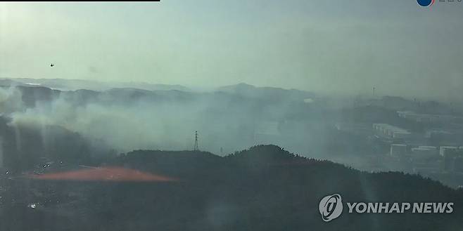 서산 석유비축기지 인근 산불 ..주민 대피 안내 (서산=연합뉴스) 21일 오후 충남 서산시 대죽읍 대죽리 인근에서 산불이 발생해 주변 석유비축기지 인근으로 확산하고 있다.  
    서산시는 산불 발생지 인근 주민들에게 대죽1리 경로당으로 대피해 달라는 안내 문자를 발송했다. 2026.2.21 [산림청 제공. 재판매 및 DB 금지] youngs@yna.co.kr