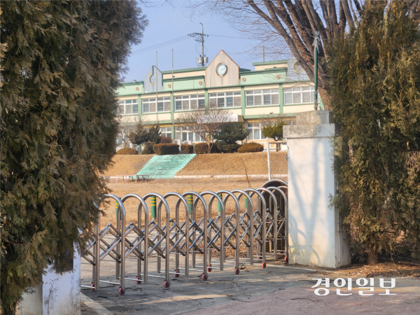 20일 오후 화성시 장안면 장안리에 위치한 폐교인 장명초등학교 장일분교장의 문이 닫혀 있다. 2026.2.20 /김형욱기자 uk@kyeongin.com