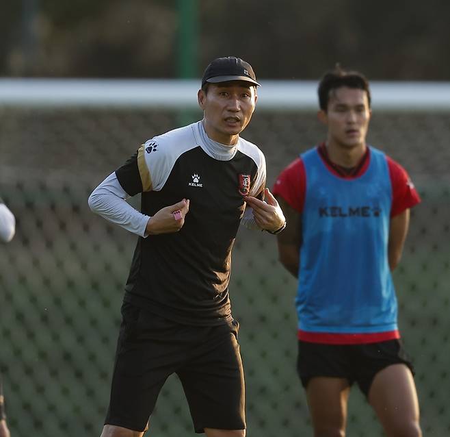 지난달 태국 치앙마이에서 진행된 전지훈련서 이영민 부천FC 감독이 선수단 훈련을 지휘하고 있다. 사진=한국프로축구연맹