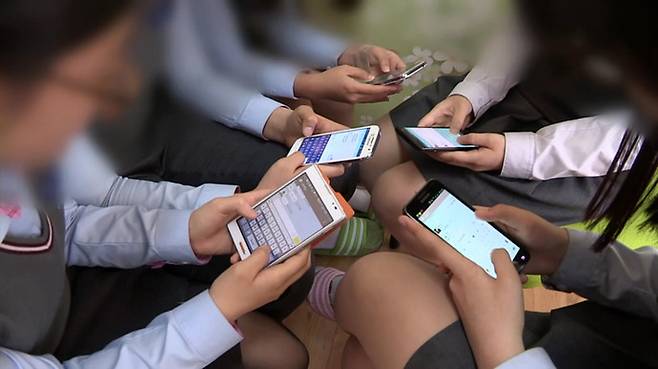 학교에서 스마트폰을 사용하는 학생들. 연합뉴스TV 자료사진