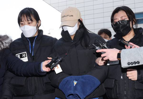 서울 강북구 수유동&nbsp;모텔에서 남성 2명을 숨지게 한 혐의를 받는 20대 여성 A씨가 12일 서울북부지법에서 영장실질심사를 받기 위해 출석하고 있다. 경찰에 따르면 A씨는 지난 9일 강북구 수유동 한&nbsp;모텔에서 20대 남성 B씨에게 약물이 든 음료를 건네 숨지게 한 혐의를 받는다. 2026.2.12 [사진=연합뉴스]