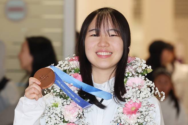 2026 밀라노·코르티나담페초 동계 올림픽 스노보드 여자 빅에어에서 동메달을 차지한 유승은이 21일 인천국제공항으로 귀국해 기념사진을 찍고 있다. <연합뉴스>