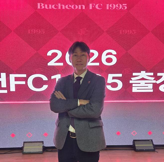 프로축구 K리그1 부천FC의 이영민 감독이 22일 부천시청 어울림마당에서 열린 2026시즌 출정식에 앞서 인터뷰를 가진 후 기념사진을 찍고 있다.
