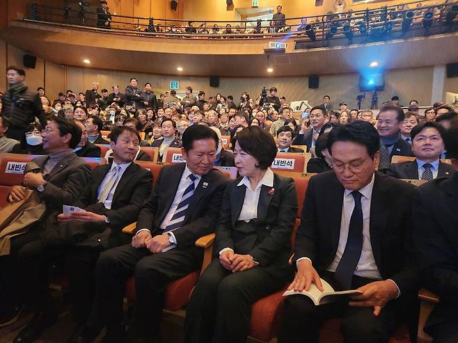 더불어민주당 추미애(하남갑) 국회의원과 정청래 대표가 22일 경기아트센터에서 열린 추 의원 출판기념회에서 대화하고 있다. 이날 출판기념회에는 한병도 원내대표를 비롯한 민주당 지도부와 국회의원, 기초단체장 등 정계 인사 다수가 참석했다. 김기웅 기자 woong@kihoilbo.co.kr