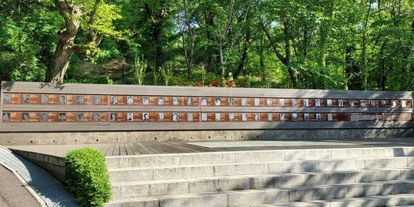 망우역사문화공원에 안장된 인물벽.