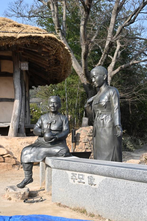 사의재 초가집 마당에 세워진 주막 할머니 동상.