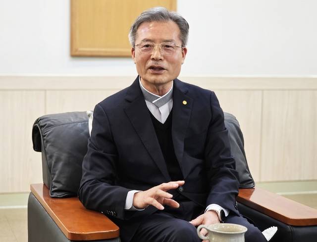 홍산 오은균 학교법인 원광학원 이사장이 전북일보와의 인터뷰에서 AI 시대와 그 이후를 바라보는 대학의 핵심 지향점을 설명하고 있다. /사진=송승욱 기자