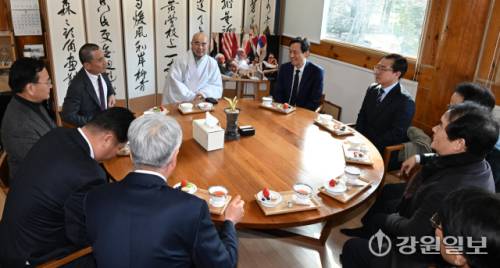 6·3 지방선거 강원도지사 출마 예정자인 김진태 강원도지사와 우상호 전 청와대 정무수석이 21일 평창군 대한불교 조계종 제4교구 본사인 평창 오대산 월정사에 열린 신년하례법회에 참석해 퇴우 정념 주지스님과 대화를 하고 있다. 평창=권태명기자