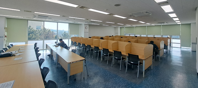 울산북구중앙도서관 열람실 전경. 이용자가 많은 주말임에도 여기저기 빈자리가 눈에 띤다. 울산북구중앙도서관 제공