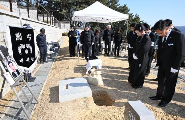 국립3.15민주묘지관리소는 20일 국립3.15민주묘지 3.15 묘역에서 하총치 열사 안장식을 엄수했다. 유족과 관리소 관계자 등이 묵념하고 있다. /김구연 기자