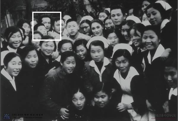 1960년 11월 27일 연예인 김진규·최은희·문정숙·장동휘·박노식·황해 씨 등이 3.15의거 부상자 위문을 목적으로 도립마산병원을 방문했다. 네모 표시 위 얼굴이 하총치 열사. /유족