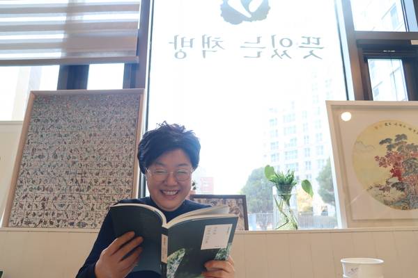 이지순 뜻있는도서출판 대표가 창원시 성산구에 있는 뜻있는 책방에서 책을 읽고 있다. /주성희 기자