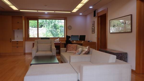 노무현 전 대통령의 거실, 뒤로 유서를 썼던 PC가 보인다. /김석환