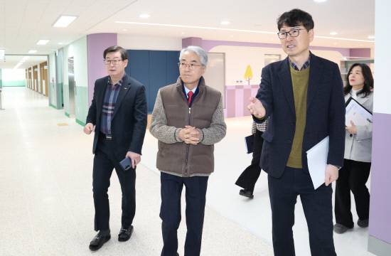 박종훈 교육감은 지난 20일 다음달 개교 예정인 진주 금빛초등학교를 방문해 개교 준비상황을 점검했다. 사진=경남도교육청