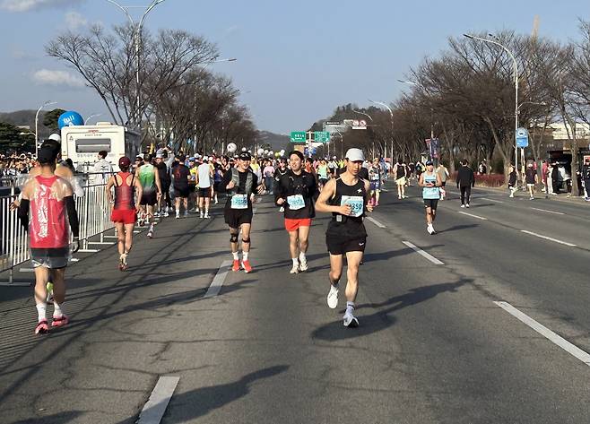 22일 오전 2026 대구마라톤 참가자들이 본격적인 경기 시작에 앞서 몸풀기에 나섰다.