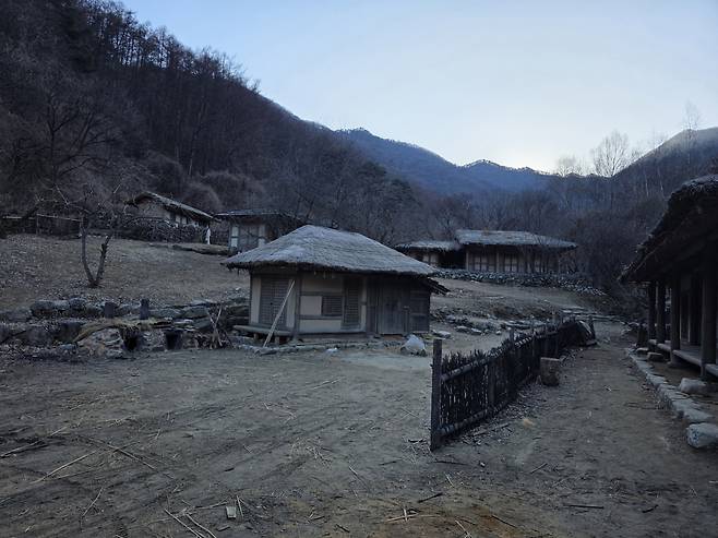 영화 ‘왕과 사는 남자’에 나온 광천골-문경새재 일지매 산채. /문경시 제공