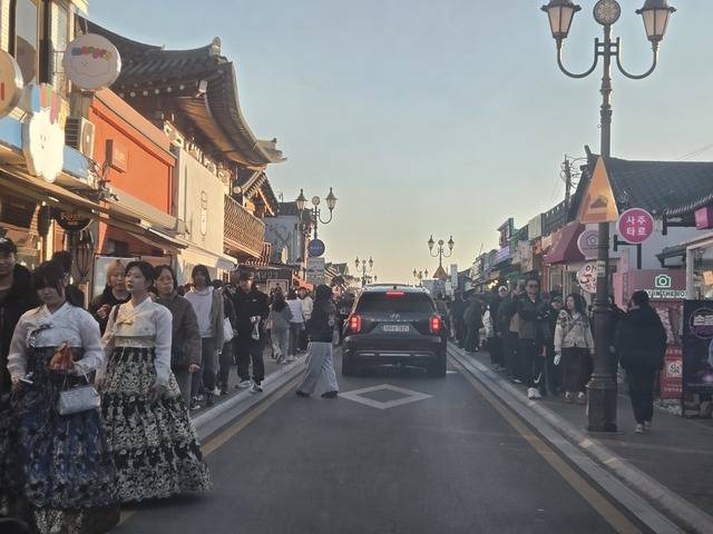 설 연휴기간에 경주 황리단길을 찾은 방문객들. 강시일 기자