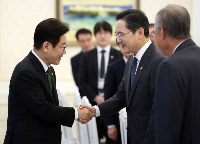 이재명 대통령이 지난 4일 청와대에서 열린 '청년 일자리와 지방투자 확대를 위한 기업간담회'에 입장하며 이재용 삼성전자 회장과 인사하고 있다. 연합뉴스