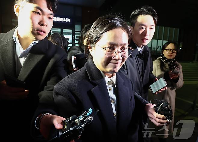 전직 매니저들에게 갑질을 했다는 등의 의혹에 휩싸인 개그우먼 박나래가 20일 밤 서울 강남경찰서에서 피고발인 조사를 마치고 나오고 있다. 2026.2.20 ⓒ 뉴스1 김민지 기자