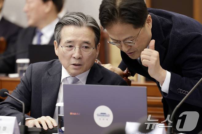 김용범 정책실장(왼쪽)과 김정우 국정상황실장이 5일 청와대에서 열린 수석보좌관회의에서 대화를 하고 있다. (청와대통신사진기자단) 2026.2.5 ⓒ 뉴스1 이재명 기자