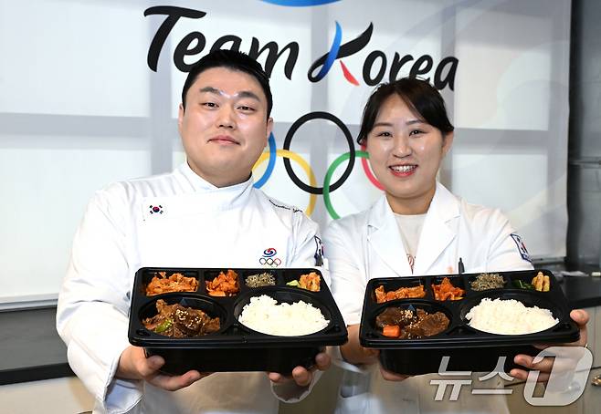 9일(현지시간) 이탈리아 밀라노에서 열린 대한체육회가 운영하는 급식지원센터 공개 미디어행사에서 김중현 조리장과 조은영 영양사가 국가대표팀 선수들에게 전달한 도시락을 들고 포즈를 취하고 있다. (대한체육회 제공. 재판매 및 DB 금지) 2026.2.9 ⓒ 뉴스1 김명섭 기자