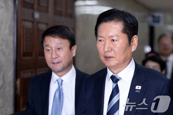 정청래 더불어민주당 대표와 한병도 원내대표가 22일 서울 여의도 국회에서 열린 비공개 정책 의원총회에 참석하고 있다. 2026.2.22 ⓒ 뉴스1 이승배 기자