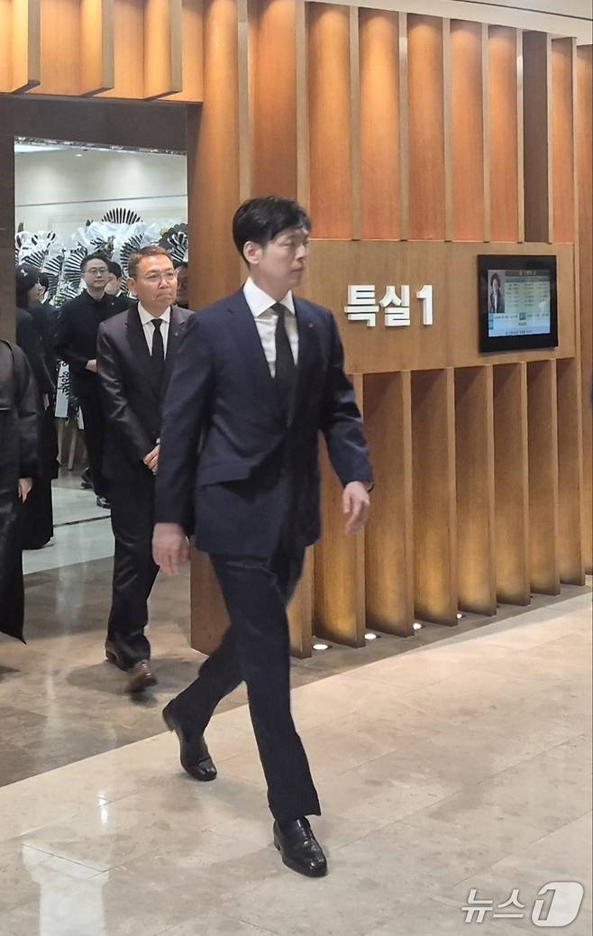 22일 신동빈 롯데 회장의 장남 신유열 롯데지주 미래성장실장 겸 롯데바이오로직스 각자대표가 신영자 롯데재단 의장의 빈소에서 조문 후 나오고 있다. ⓒ News1 윤수희 기자