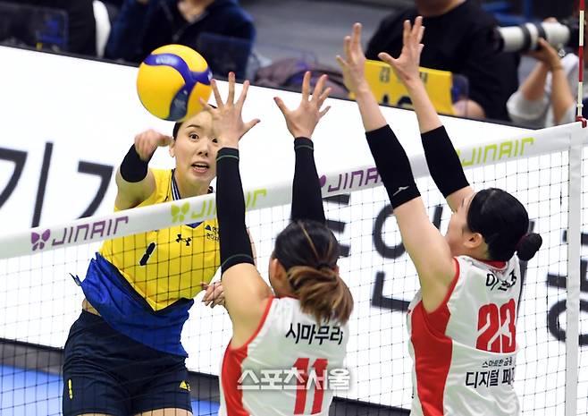 현대건설 이예림(왼쪽)이 21일 수원체육관에서 열린 2025-2026 V리그 여자부 페퍼저축은행과의 경기에서 스파이크 공격을 하고 있다, 2026. 1. 21.  수원 | 박진업 기자 upandup@sportsseoul.com