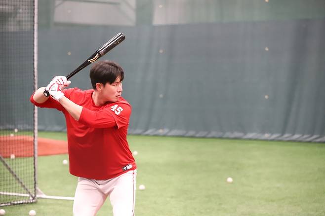 SSG 류효승이 타격감을 점검하고 있다. 사진 | SSG 랜더스