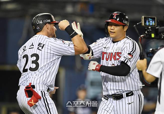 LG 문보경이 5일 잠실구장에서 열린 2025 KBO리그 두산과의 경기 7회말 2사 1-2루 상황에서 두산 고효준을 상대로 역전 3점 홈런을 치고 선행주자 오스틴과 하이파이브를 하고 있다. 잠실 | 박진업 기자 upandup@sportsseoul.com