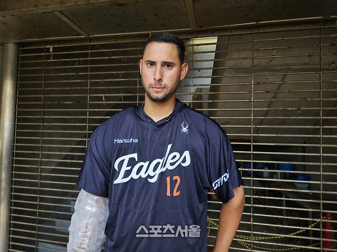 한화 에르난데스가 22일 일본 오키나와 이토만시 니시자키 야구장에서 열린 지바 롯데와 평가전 등판을 마친 후 인터뷰에 응했다. 오키나와 | 김동영 기자 raining99@sportsseoul.com