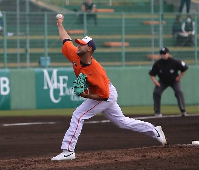 한화 에르난데스가 22일 일본 오키나와 이토만시 니시자키 야구장에서 열린 지바 롯데와 평가전에 선발 등판해 역투하고 있다. 사진 | 한화 이글스