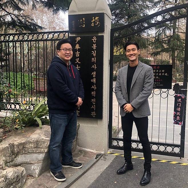 6년 전 임시정부 방문 당시 서경덕 교수-최시원. 최시원 SNS.