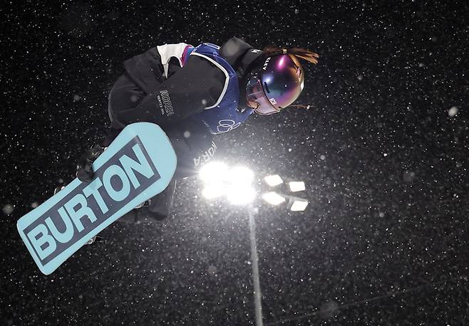 최가온이 13일(한국시간) 이탈리아 리비뇨 스노파크에서 열린 2026 밀라노·코르티나 동계 올림픽 스키 스노보드 여자 하프파이프 결선 1차 시기서 묘기를 선보이고 있다. 사진 | 리비뇨=연합뉴스