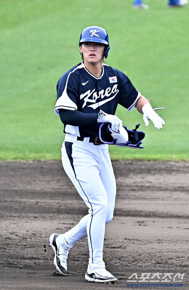 김도영이 20일 일본 오키나와 온나손 아카마 구장에서 열린 삼성 라이온즈의 평가전에서 안타를 날린 뒤 가드를 전하고 있다. 오키나와(일본)=박재만 기자 pjm@sportschosun.com