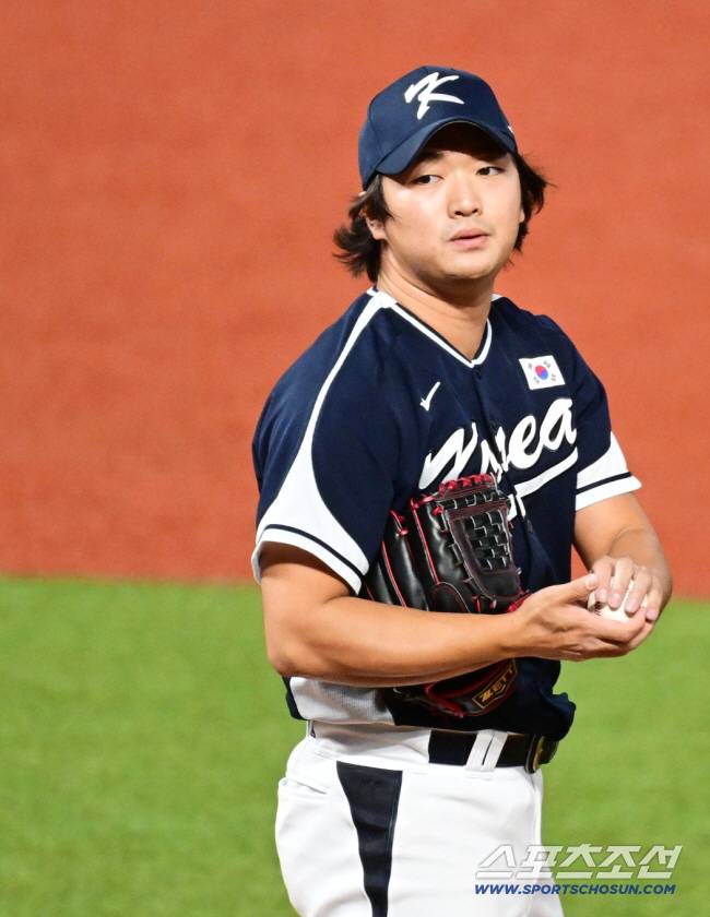 2일 중국 항저우 샤오싱 야구장에서 열린 항저우아시안게임 야구 조별리그 B조 대만과 2차전. 8회 추가 실점을 허용하고 있는 고우석. 항저우(중국)=송정헌 기자songs@sportschosun.com/2023.10.02/