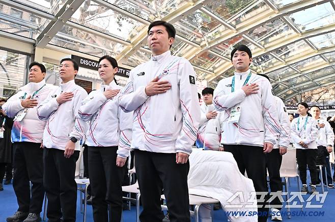 22일(한국시간) 이탈리아 밀라노 코리아하우스에서 대한민국 선수단 해단식이 열렸다. 해단식 참석한 대한체육회 유승민 회장과 선수단. 밀라노(이탈리아)=송정헌 기자songs@sportschosun.com/2026.02.22/