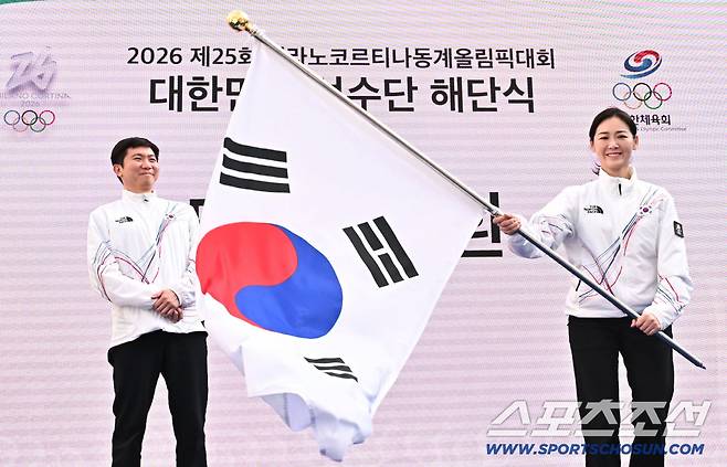 22일(한국시간) 이탈리아 밀라노 코리아하우스에서 대한민국 선수단 해단식이 열렸다. 이수경 선수단장이 유승민 회장에게 단기를 반환하고 있다. 밀라노(이탈리아)=송정헌 기자songs@sportschosun.com/2026.02.22/