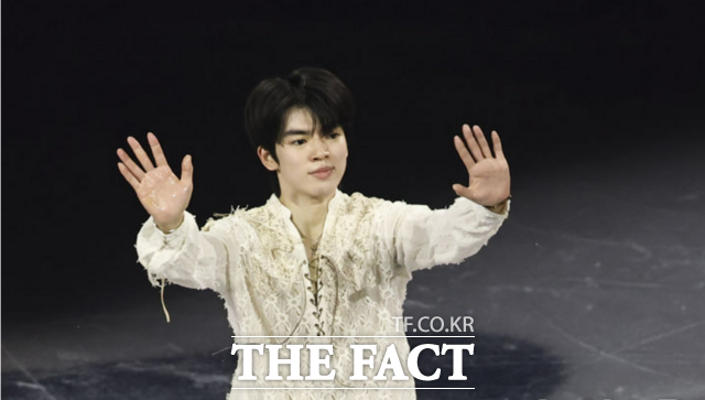 피겨스케이팅 차준환이 21일(현지시간) 이탈리아 밀라노 아이스 스케이팅 아레나에서 열린 피겨스케이팅 갈라쇼에서 연기를 마치고 관중들에게 인사하고 있다./뉴시스