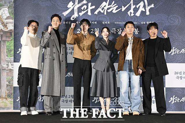 영화 '왕과 사는 남자'가 개봉 18일 만에 누적 관객 수 500만 명을 돌파했다. 사진은 왼쪽부터 장항준 감독과 배우 유지태, 김민, 전미도, 박지훈, 유해진./송호영 기자