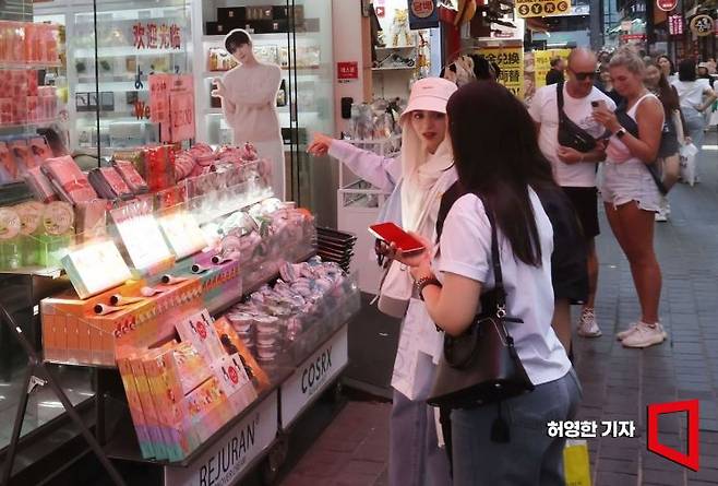 13일 서울 명동의 화장품 가게 앞에서 외국인들이 화장품을 구경하고 있다.  사진=허영한 기자 younghan@