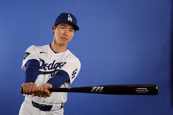LA 다저스 김혜성이 새 시즌을 맞은 사진 촬영에서 타격 포즈를 취한 모습. /AFP 연합뉴스